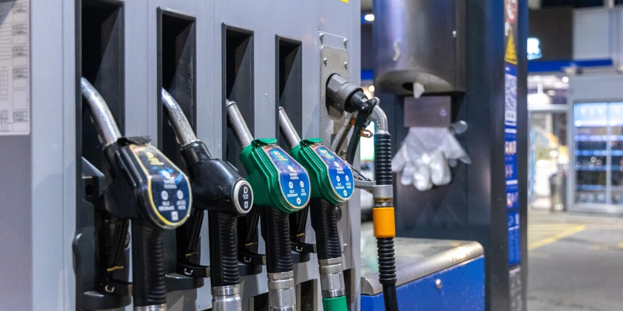Pula: Automobili na benzinskim pumpama uoči sutrašnjeg poskupljenja benzina