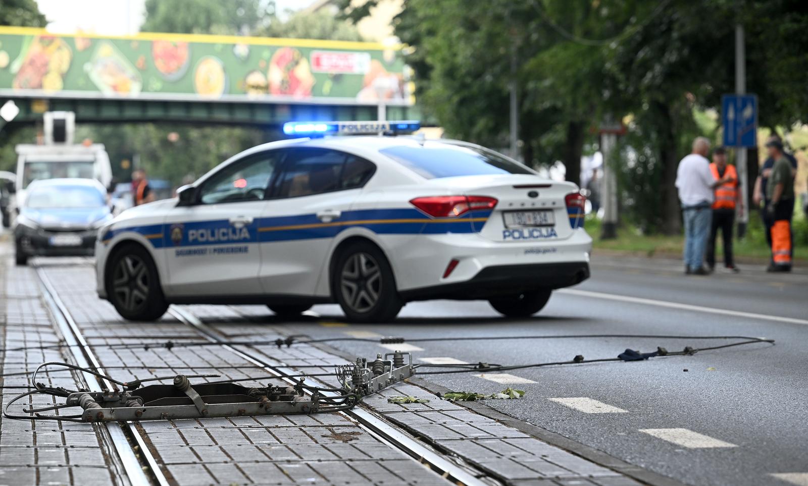 Zagreb: Kamion u Savskoj pokidao tramvajske žice, jedna pala i ozlijedila ženu