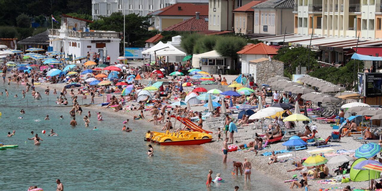 Plaža u Baškoj prepuna je kupača
