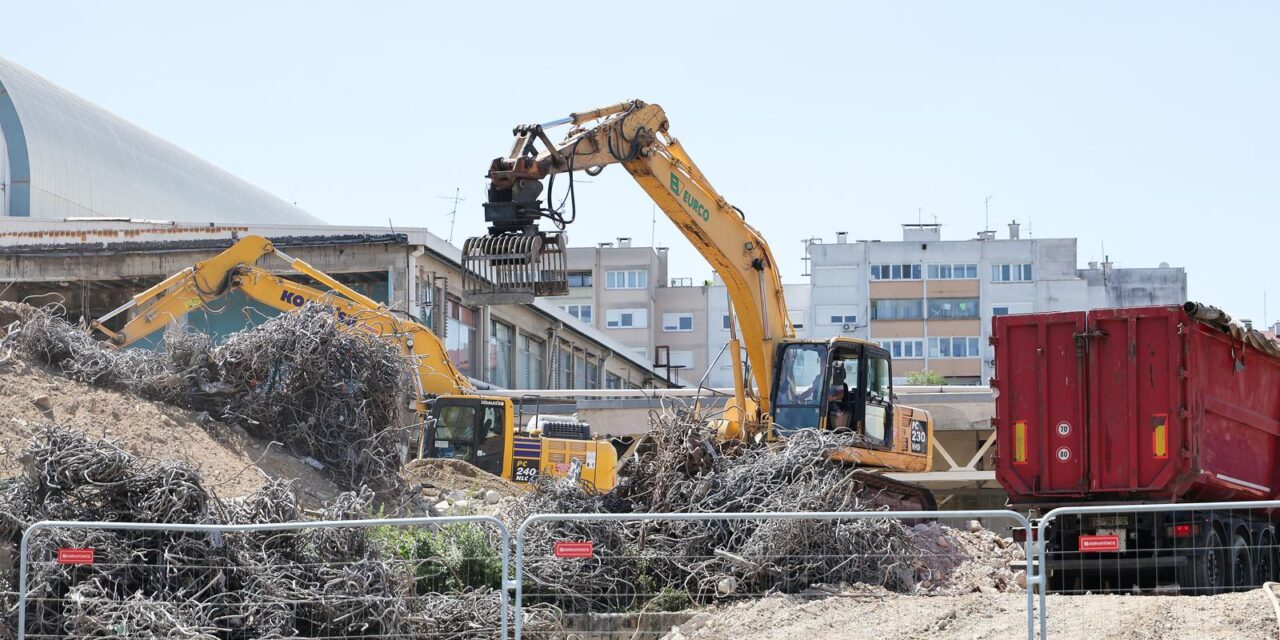 Zagreb: Bageri razvrstavaju željezo i usitnjuju beton srušenog Vjesnika