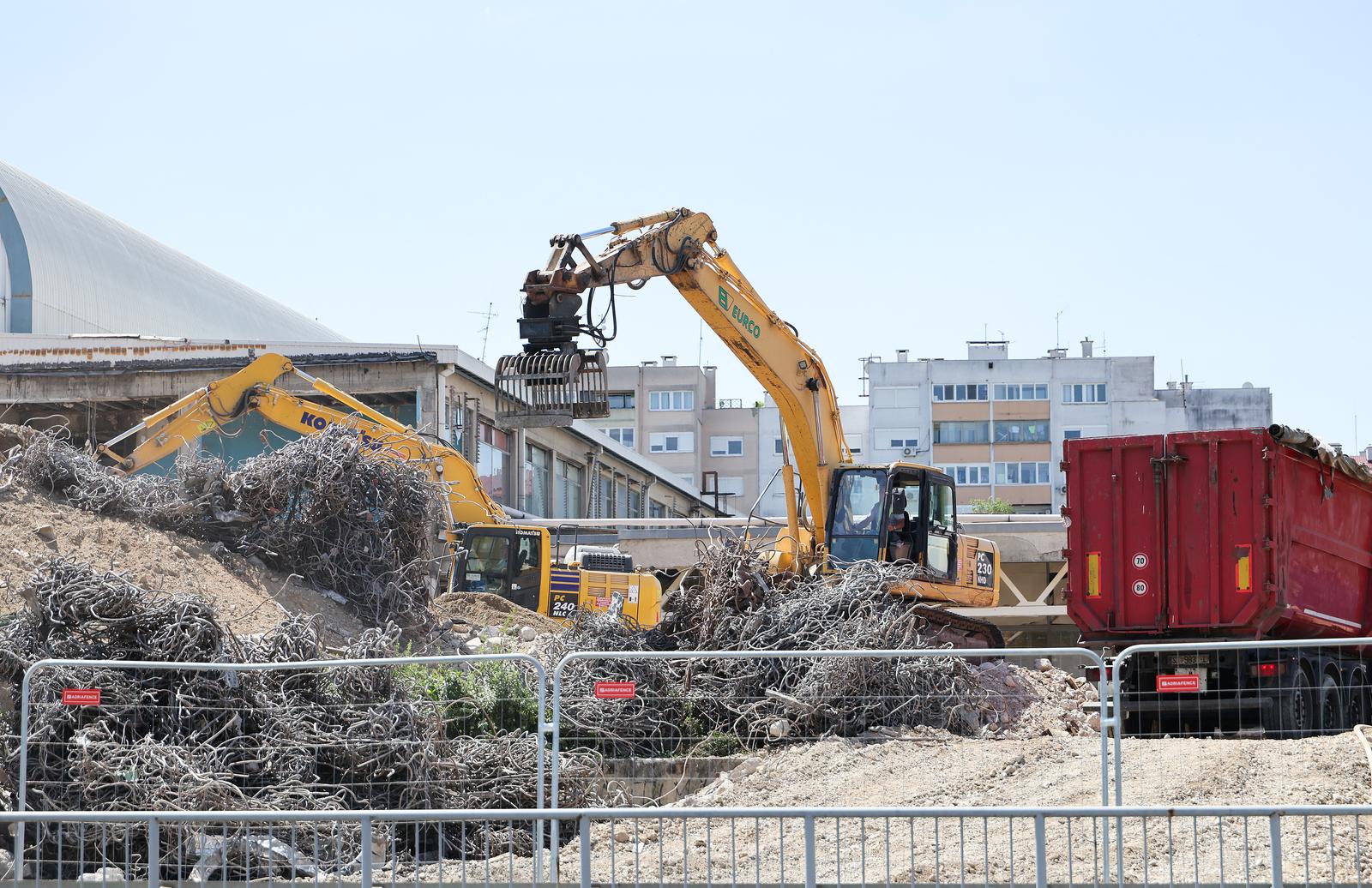 Zagreb: Bageri razvrstavaju željezo i usitnjuju beton srušenog Vjesnika
