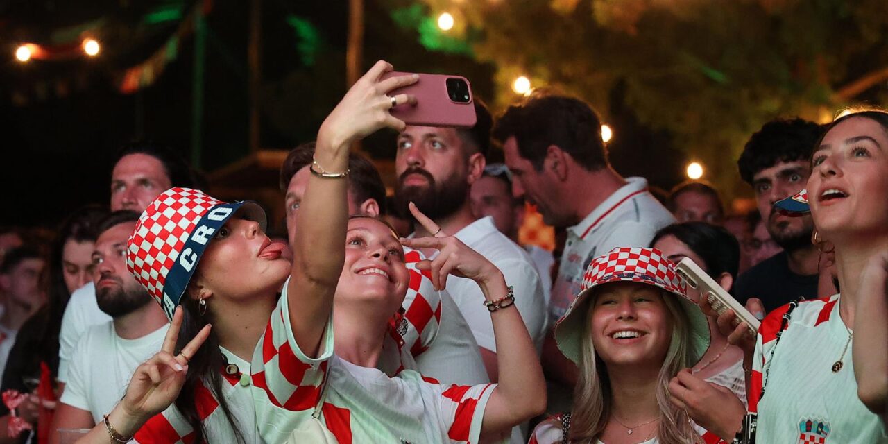 Split: Navijači prate utakmicu Hrvatske i Gane
