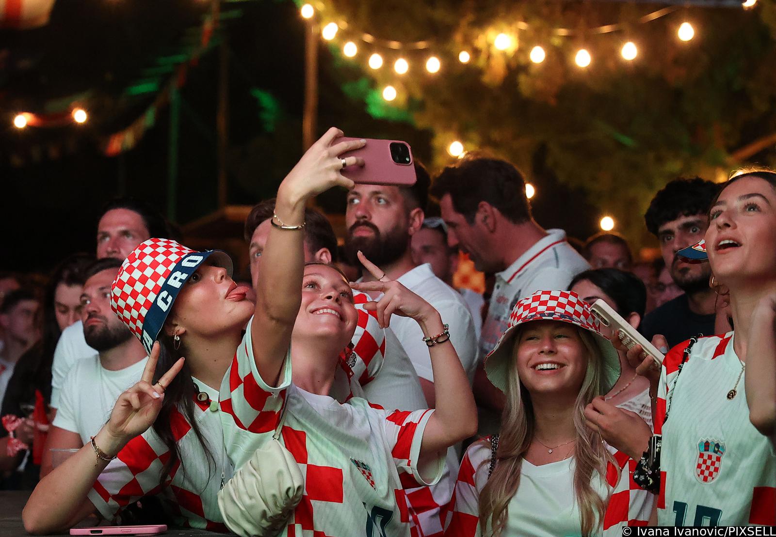 Split: Navijači prate utakmicu Hrvatske i Gane