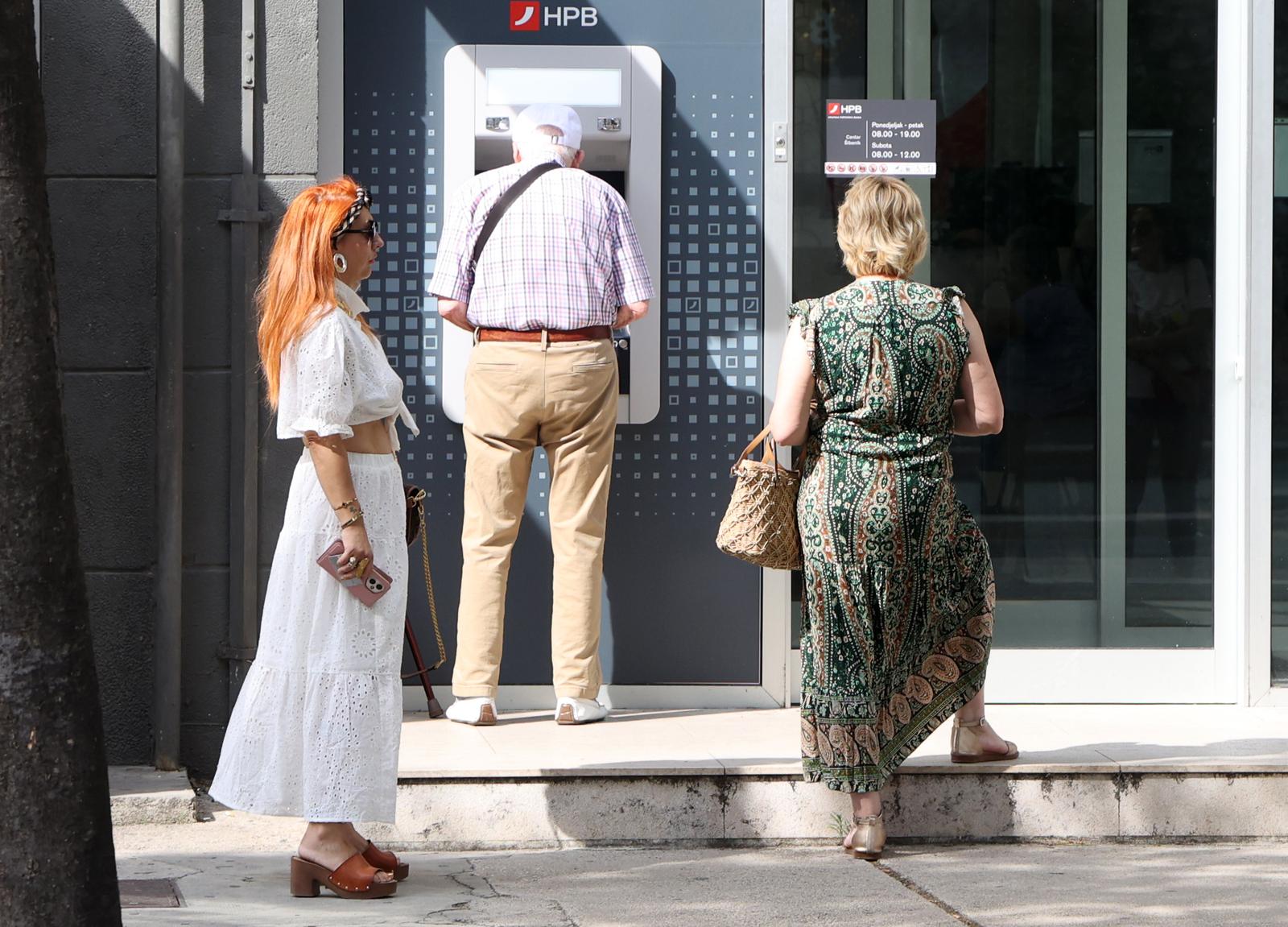 �ibenik: Umirovljenici ?ekaju  ispred banke za podizanje mirovina