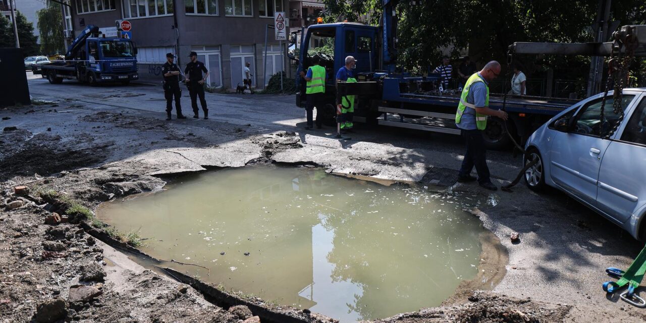 Zagreb: Zbog puknuća vodovodne cijevi na Trešnjevci parkirani automobili propali kroz asfalt