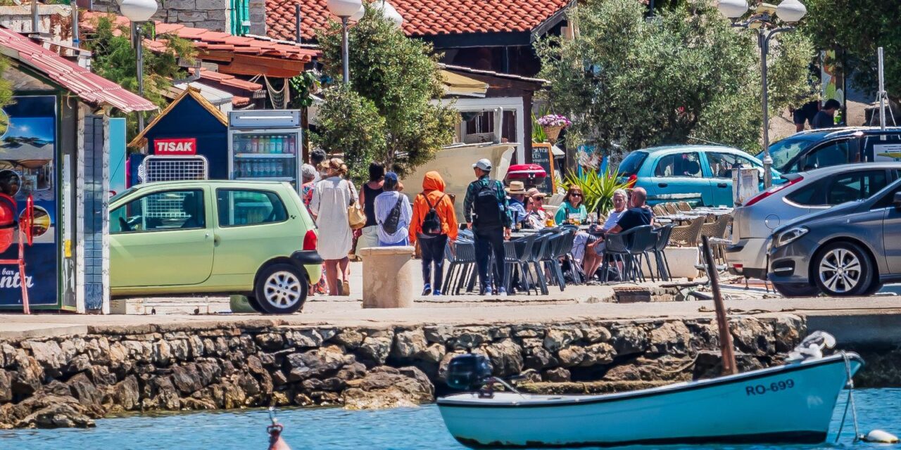 Proljetne panorame mjesta Maslinica na zapadnom djelu Šolte