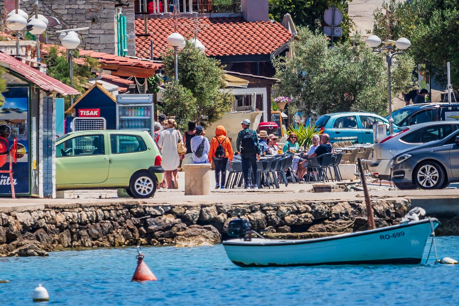 Proljetne panorame mjesta Maslinica na zapadnom djelu Šolte