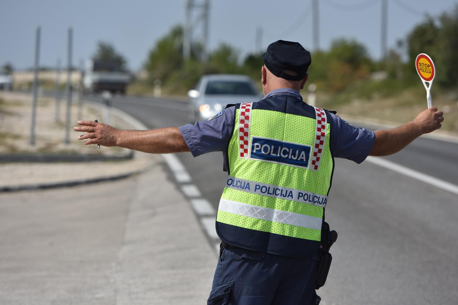 policija palica kontrola prometa