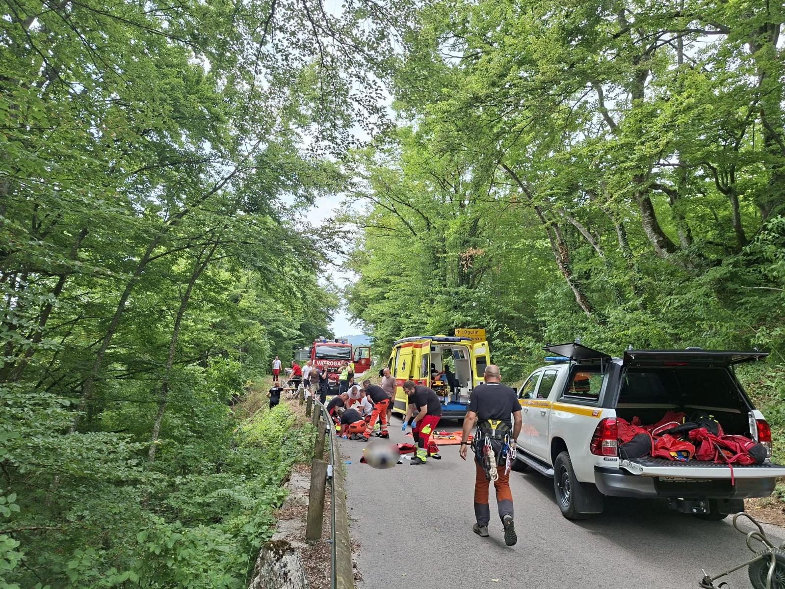 Vozilo sletjelo s ceste kod Plitvica, ima ozlijeđenih
