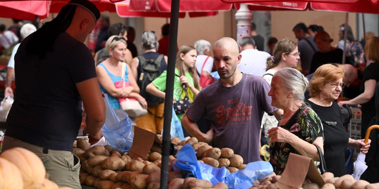 Zagreb: Ponuda voća i povrća na Dolcu