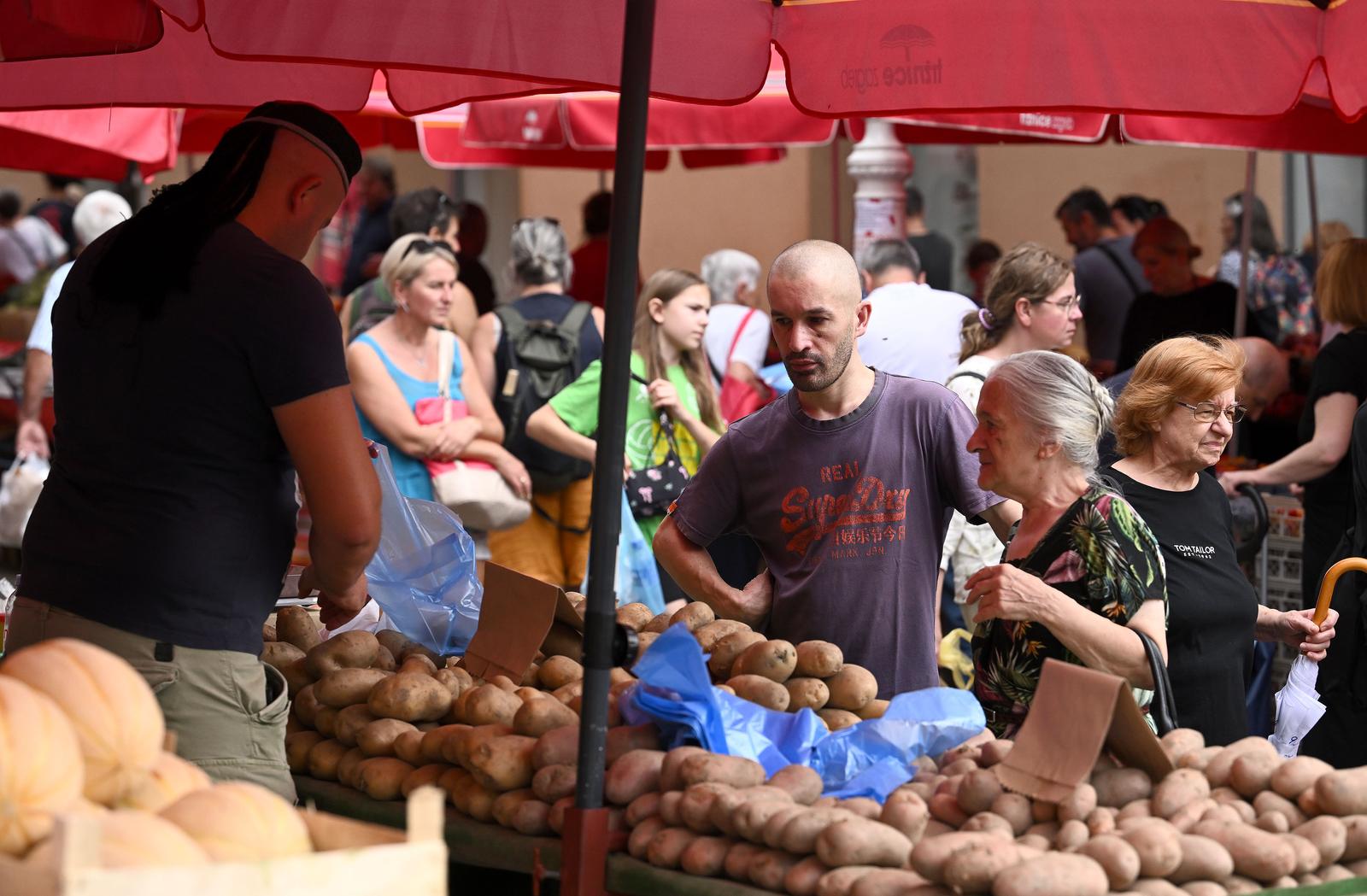 Zagreb: Ponuda voća i povrća na Dolcu