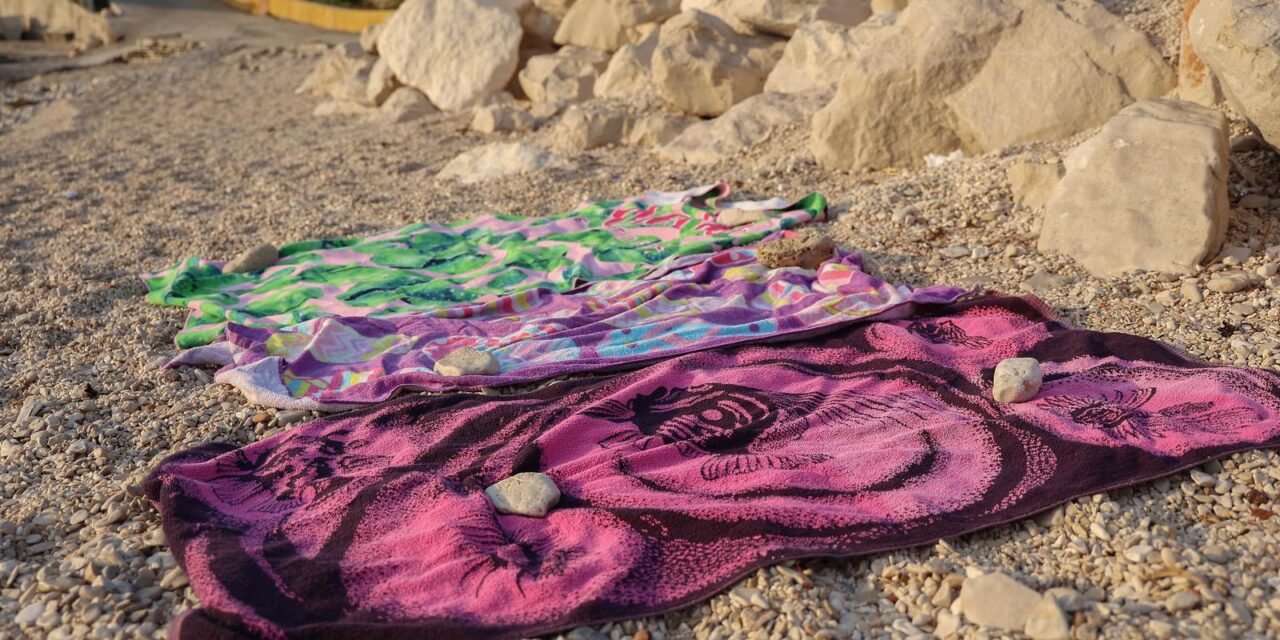 Turisti ručnicima čuvaju mjesto na plaži