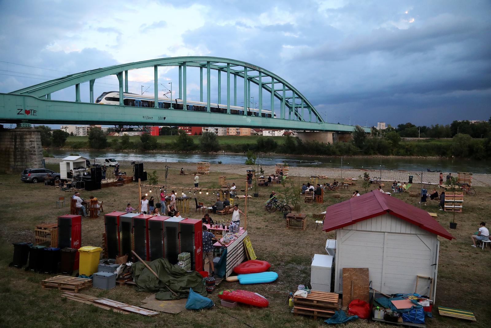 Zagreb: Na obali Save kod Hendrixovog mosta održava se Green River Festival