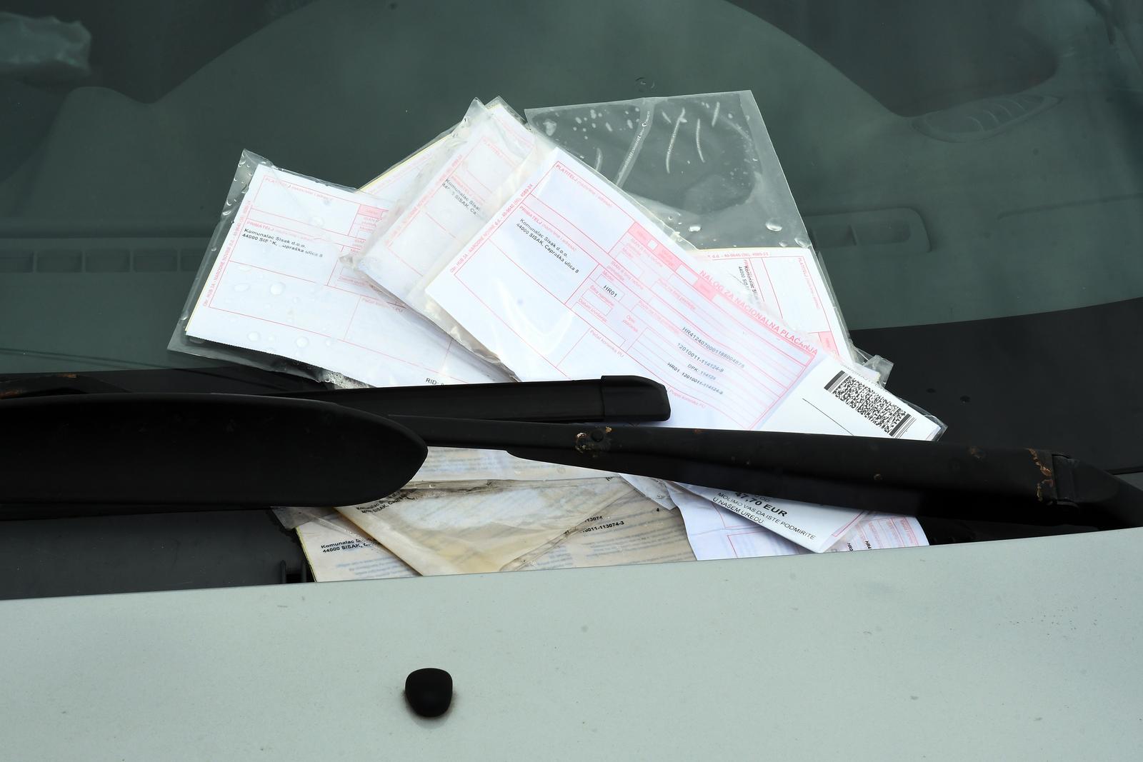 Sisak: Kazne za parkiranje na automobilu u Rimskoj ulici