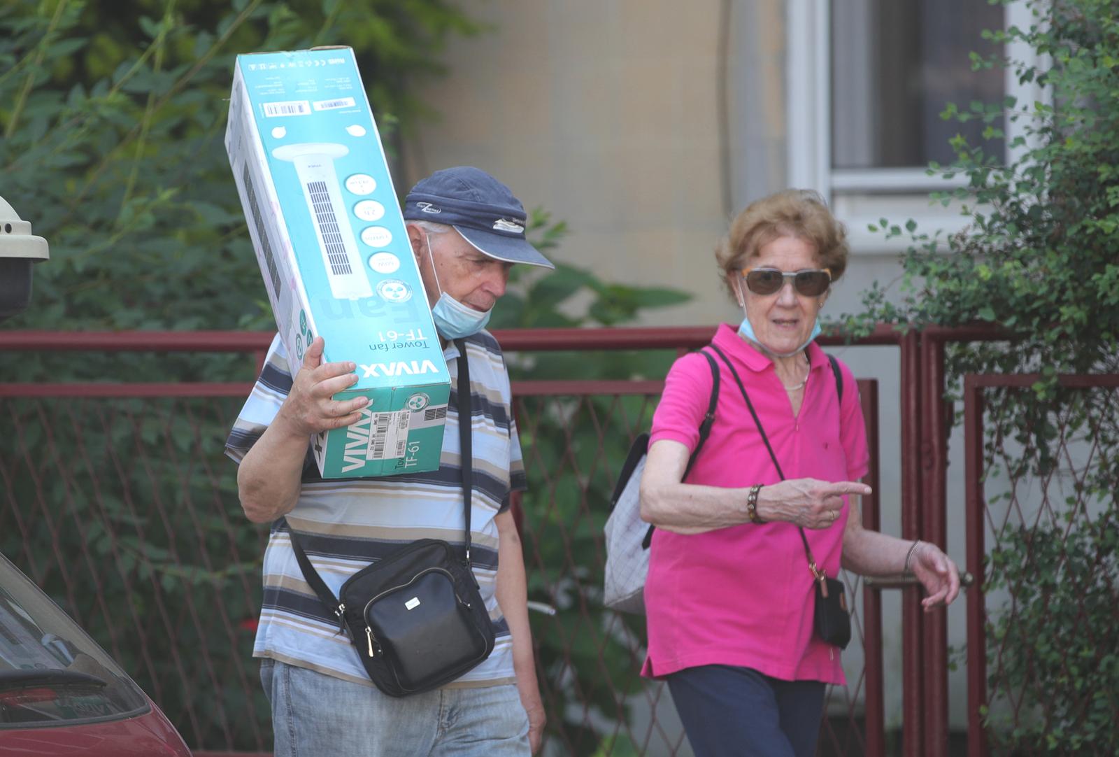 Zagreb: Simpatičan stariji par u borbu protiv vrućina odlučio je krenuti s novim klima uređajem