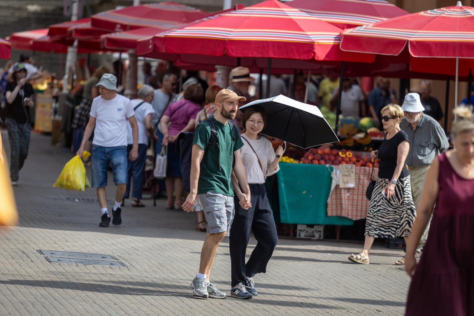 Zagreb:  Kape, šeširi, šilterice i suncobrani – evo kako se građani štite od sunca