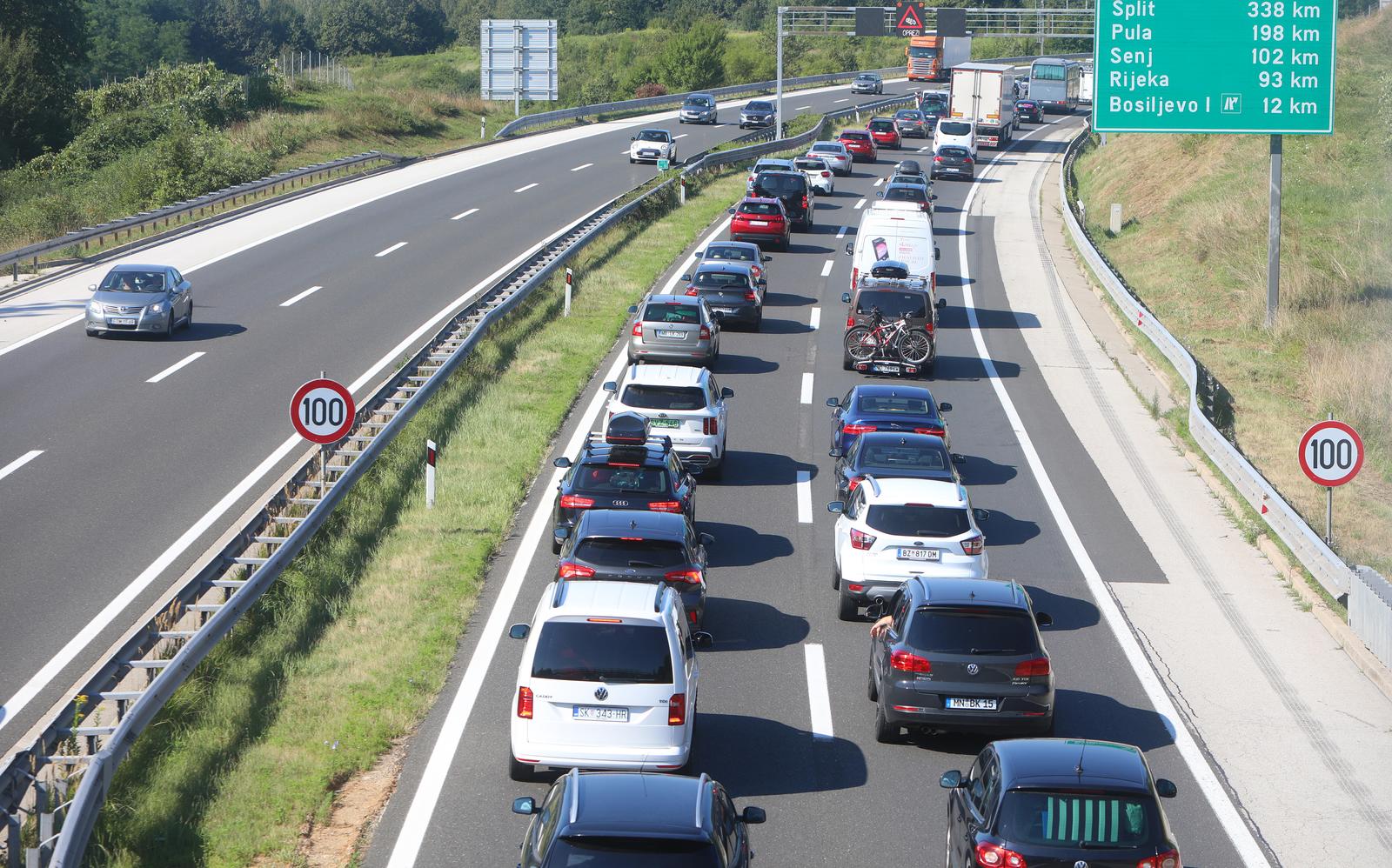 Gust promet na autocesti između Karlovca i čvora Bosiljevo