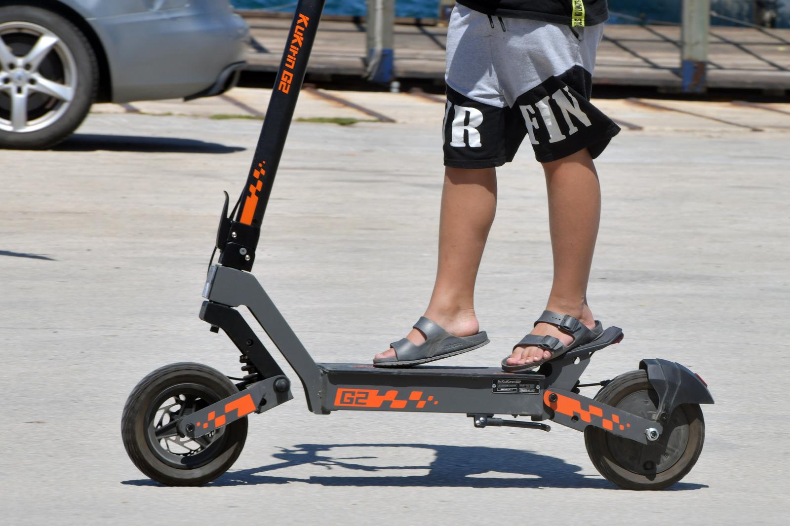 �ibenik: Vo�nja djece na elektri?nim romobilima