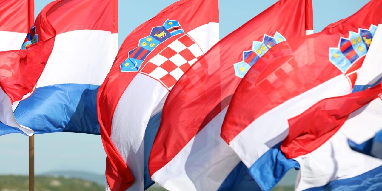 Knin: Podignuta zastava na Kninskoj tvr?avi