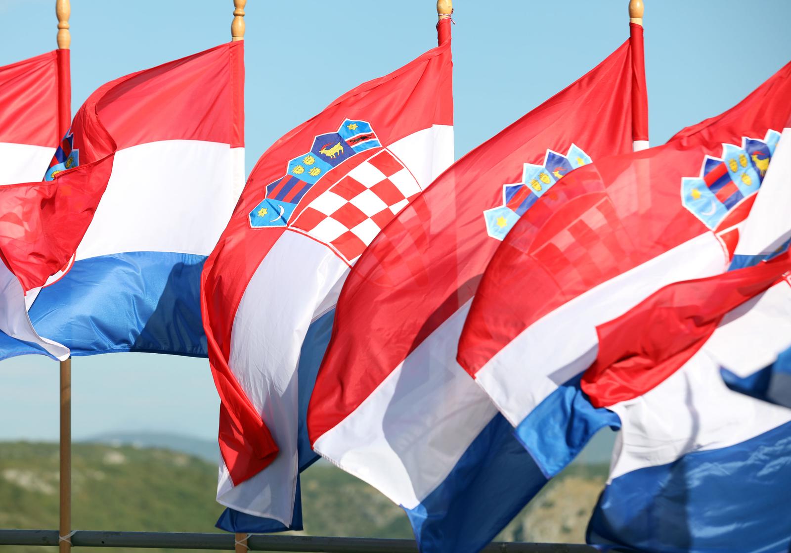Knin: Podignuta zastava na Kninskoj tvr?avi