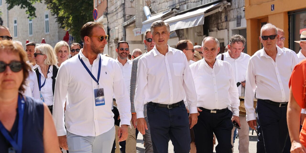 Sinj: Dolazak predsjednika Vlade i članova Vlade u crkvu Čudotvorne Gospe Sinjske
