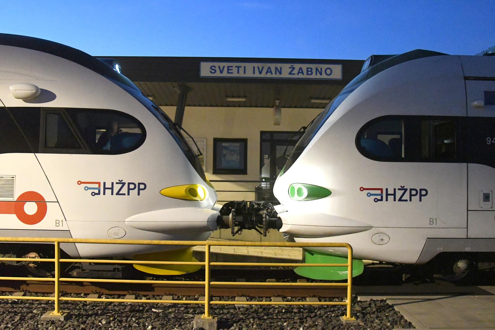 EKSKLUZIVNO: Razbijeni električni vlak dovezen je  na željezničku postaju Sv. Ivan Žabno