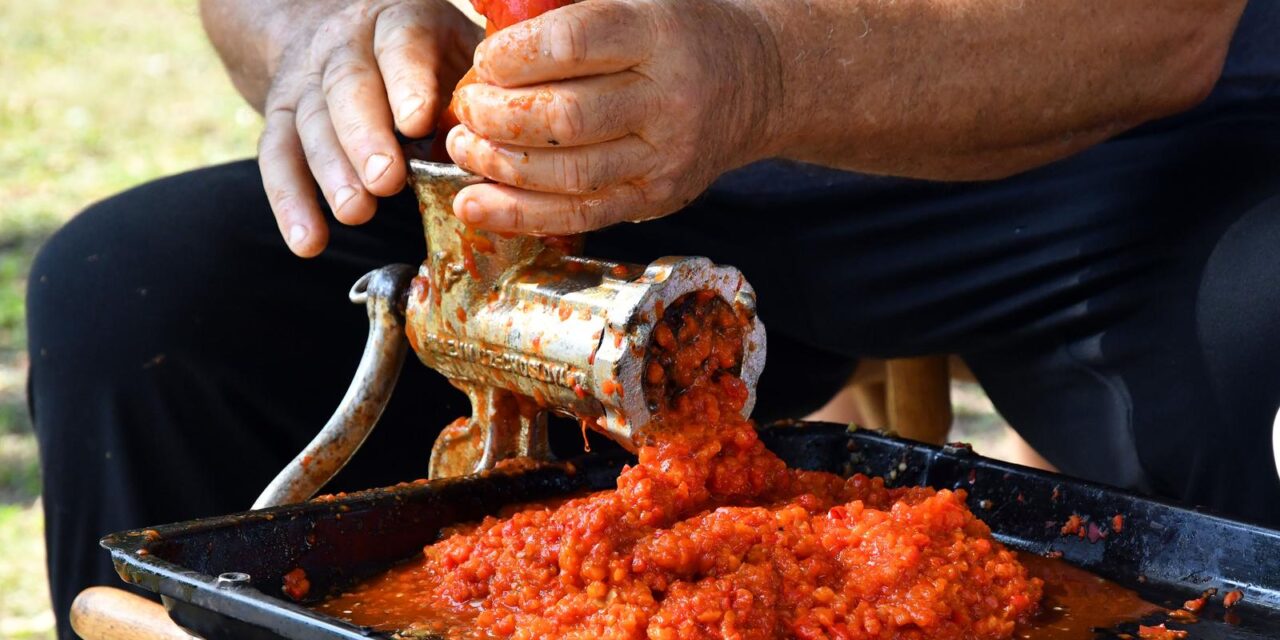 Na jedinstvenom Ajvar festu u Lipiku održano natjecanje u pripremanju ajvara