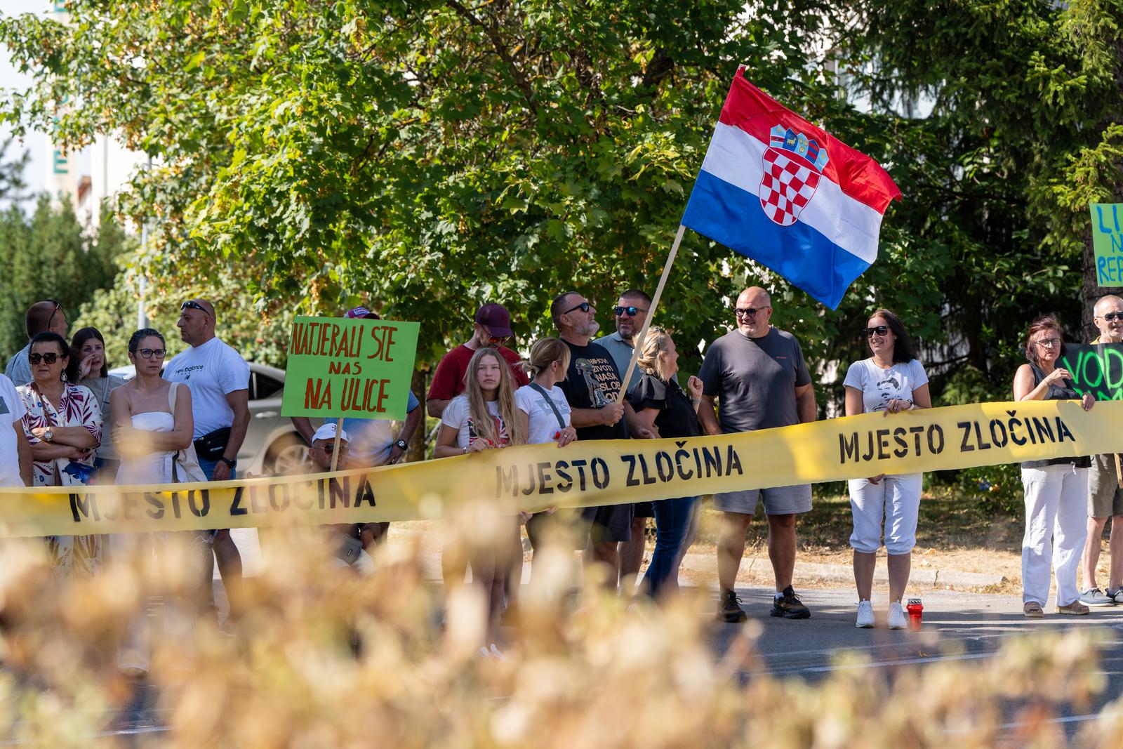 Prosvjednici dočekali političare u Gospiću