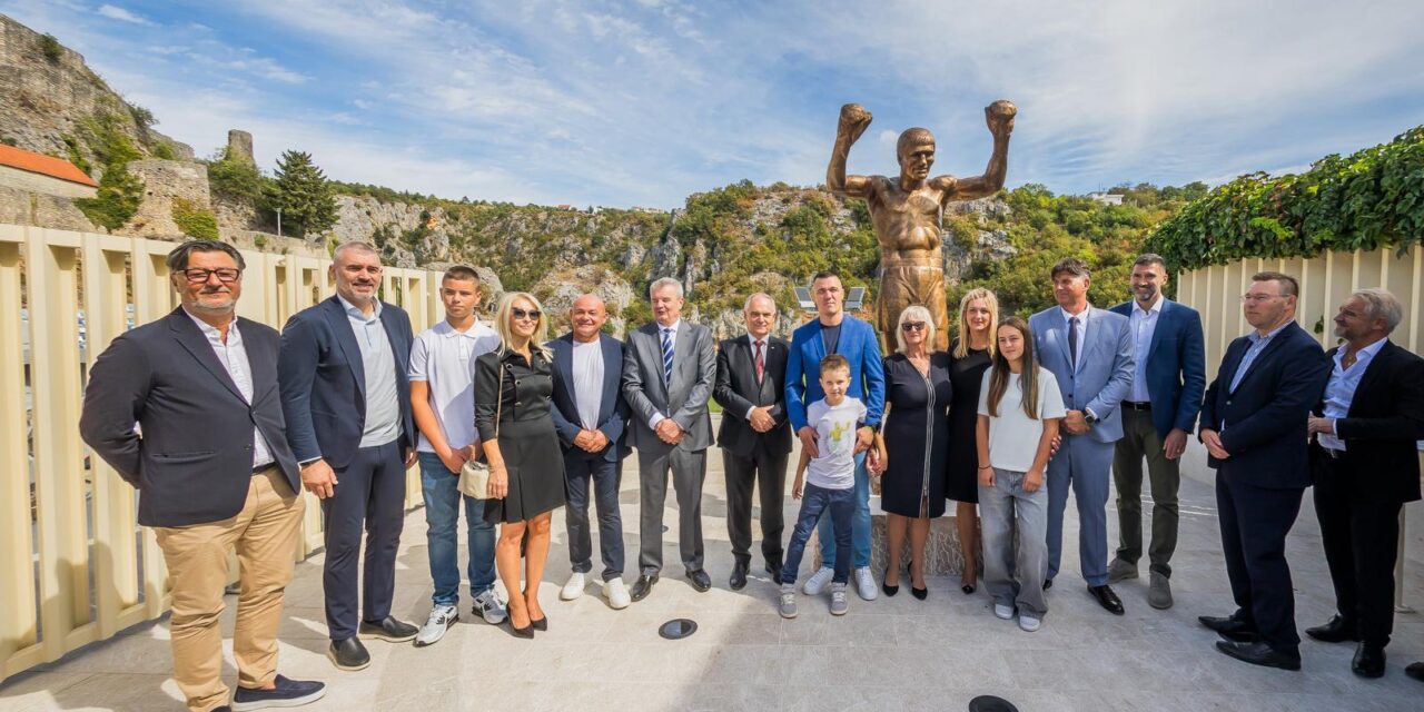 Imotski: Otkriven spomenik Mati Parlovu ispred stadiona Gospin Dolac