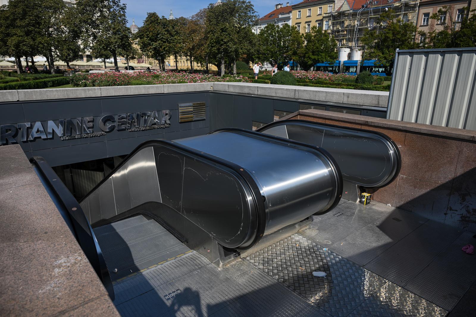 Zagreb:  Pokretne stepenice na ulazu u Importanne centar uskoro bi trebale biti u pogonu