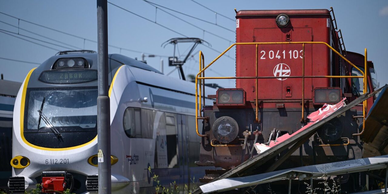 Zagreb: Vlak iskočio iz tračnica i udario u jumbo plakat