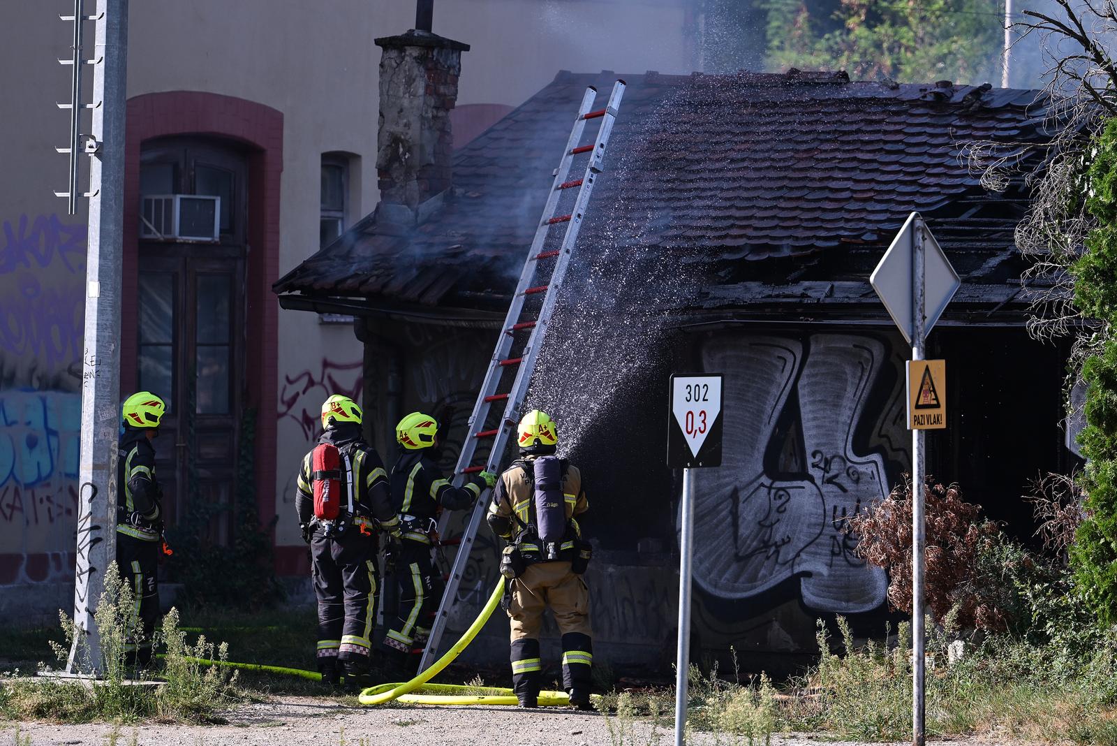 Zagreb: Požar u napuštenoj baraci kod Zapadnog kolodvora