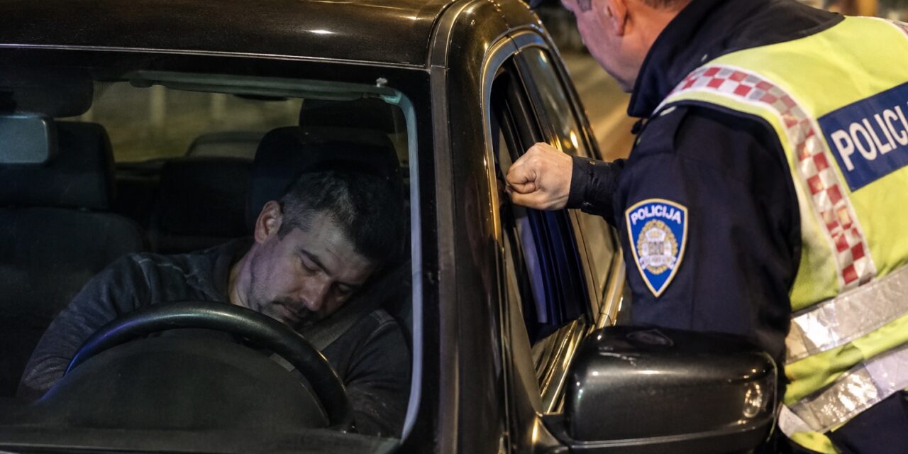 policija vozač spava