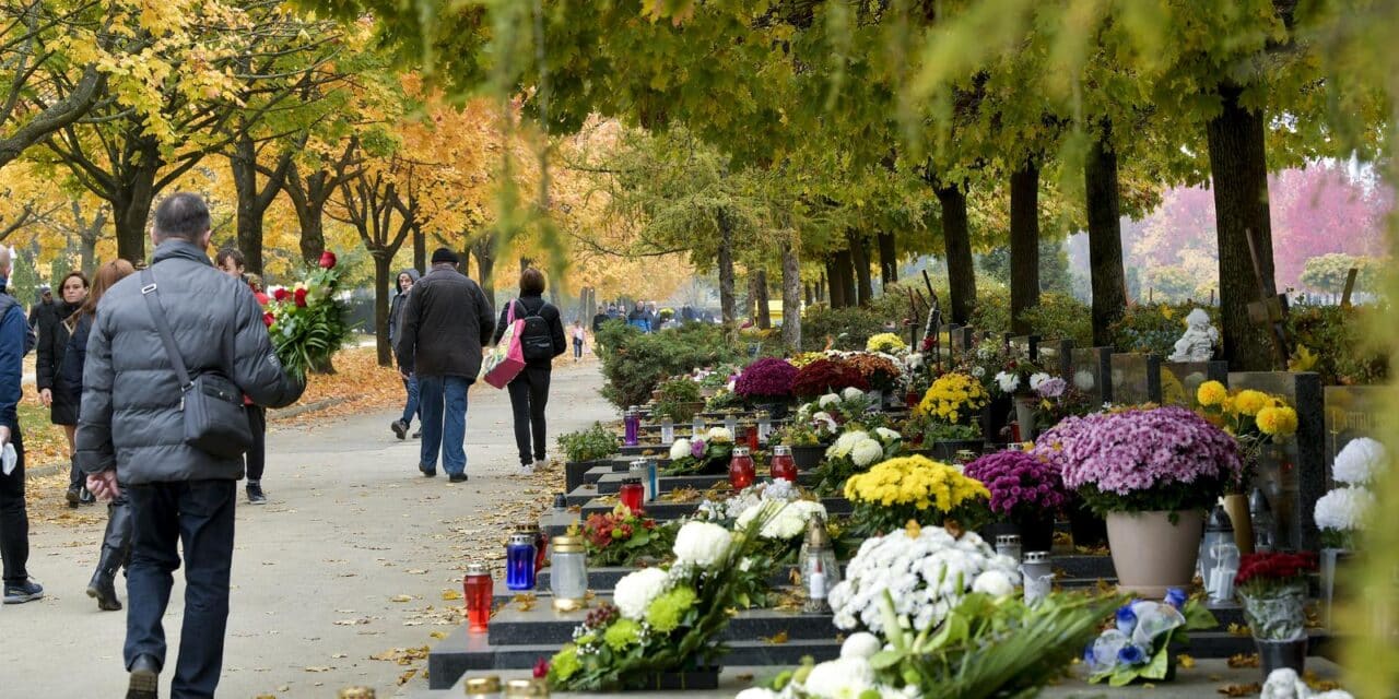 Zagreb: Građani na groblju Miroševec povodom blagdana Svih svetih