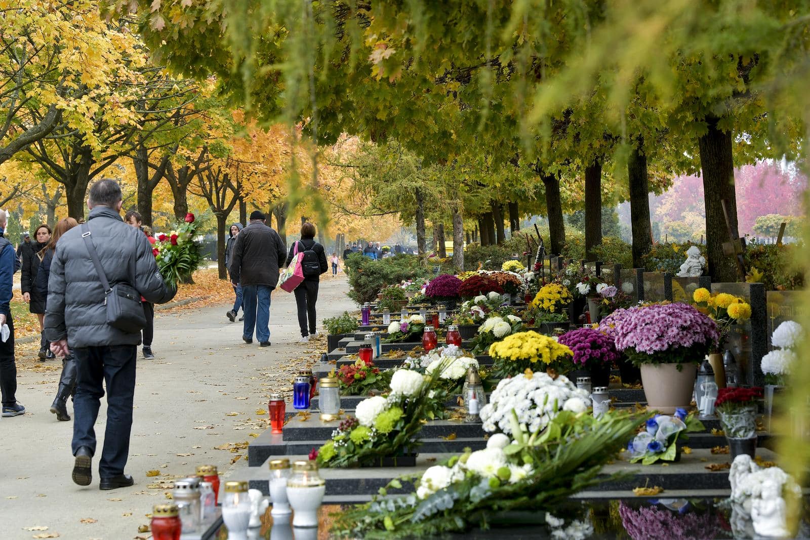 Zagreb: Građani na groblju Miroševec povodom blagdana Svih svetih