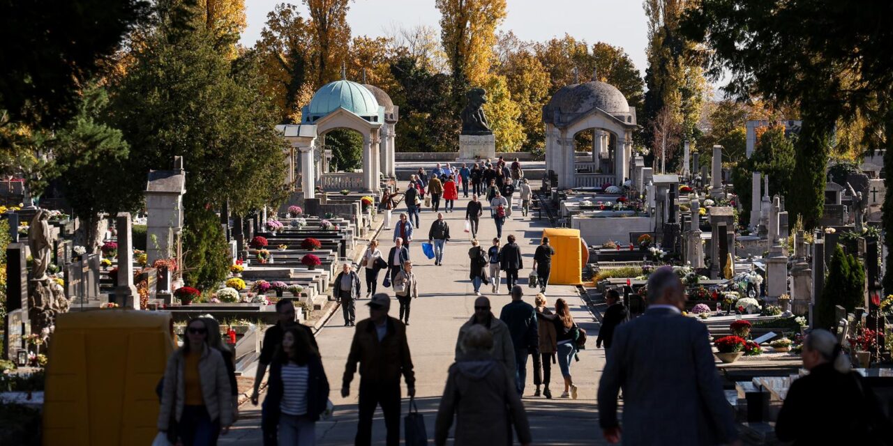 Zagreb: Građani obilaze grobove najmilijih na Mirogoju na dan Svih svetih