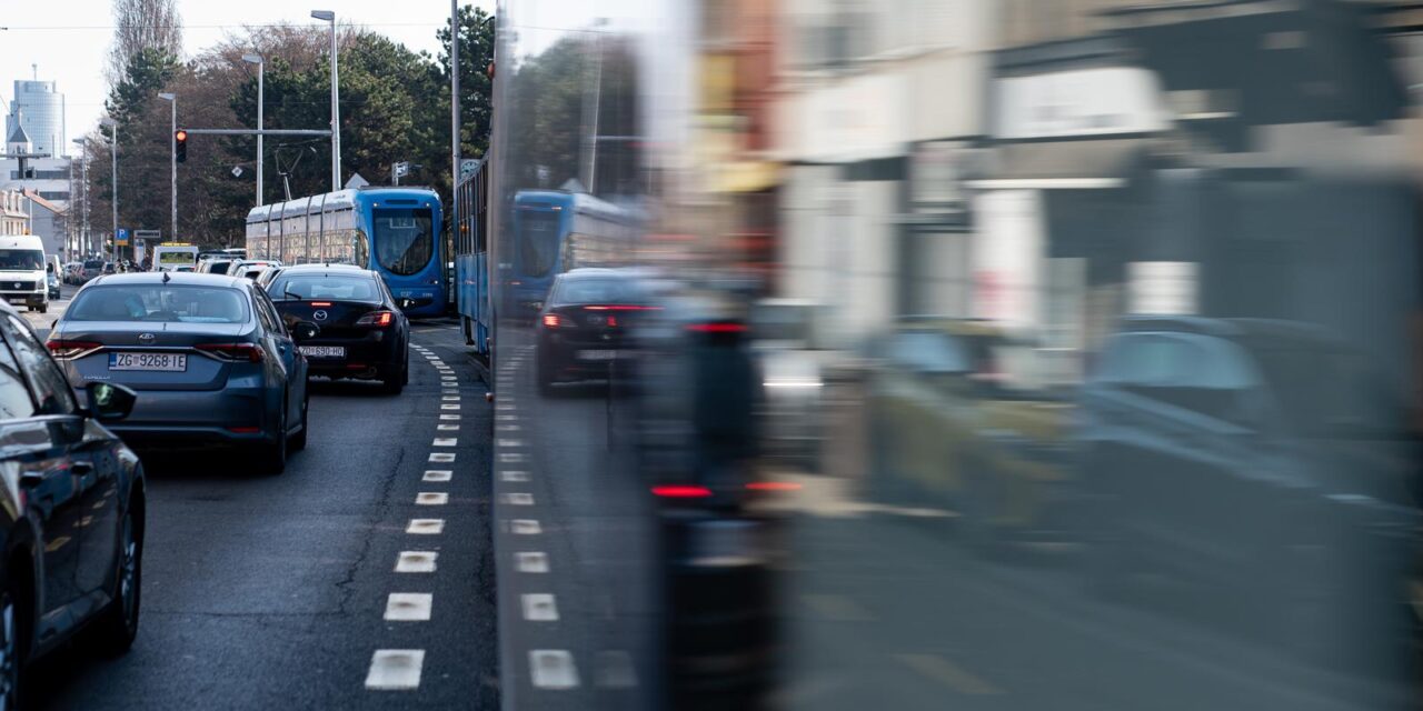 Zagreb: Prometni zastoj zbog sudara dvaju automobila u Ozaljskoj