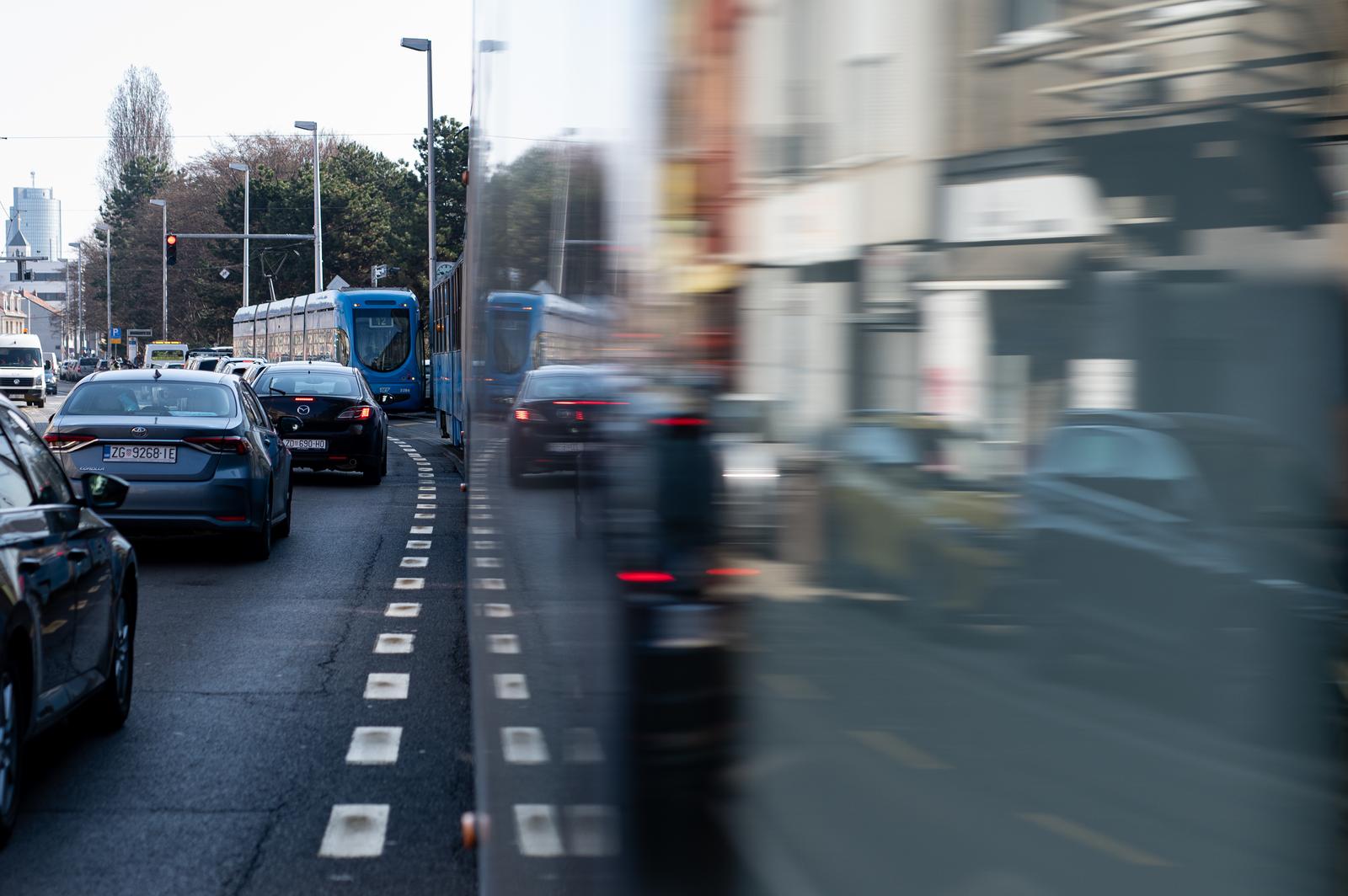 Zagreb: Prometni zastoj zbog sudara dvaju automobila u Ozaljskoj