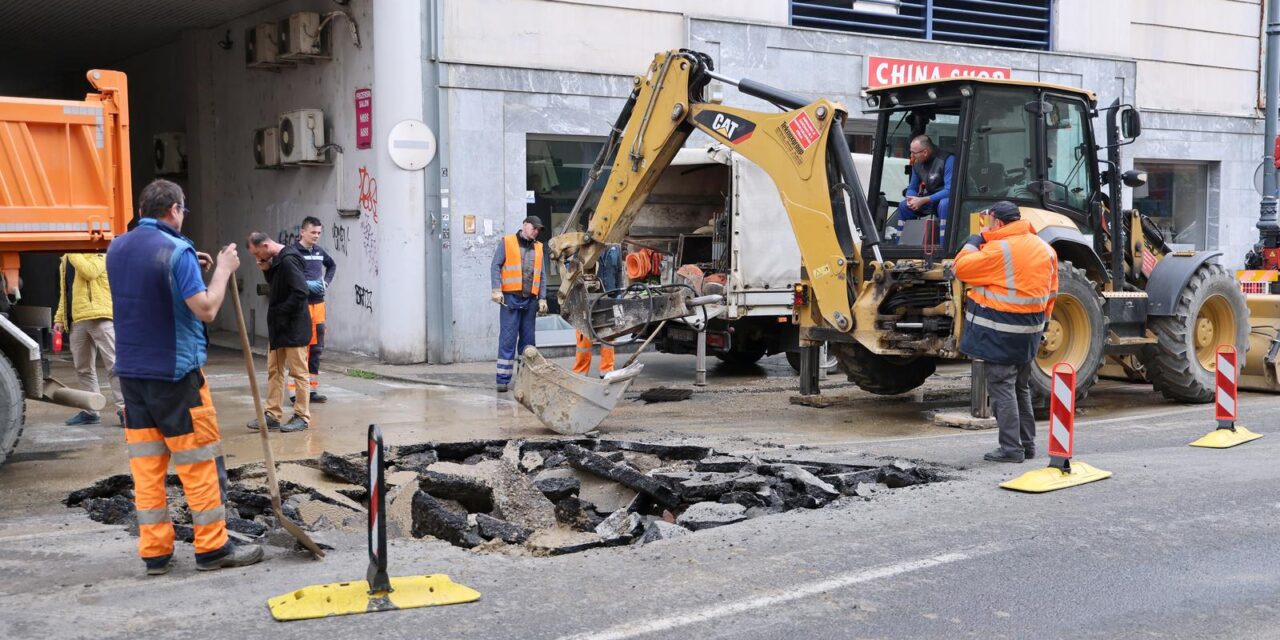 Zagreb: Rano jutros uz tržnicu Kvatrić došlo je do puknuća vodovodne cijevi