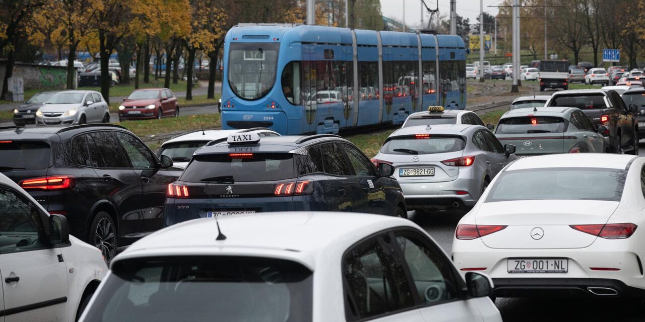 Zagreb: Prometna gužva stvara se na križanju Horvaćanske i Selske