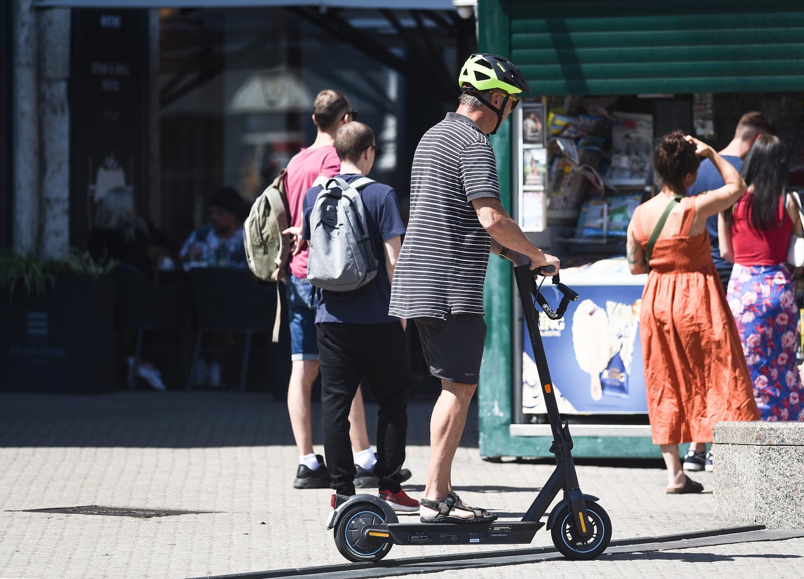 Građani poštuju novi zakon o obaveznoj kacigi za vozače električnih romobila
